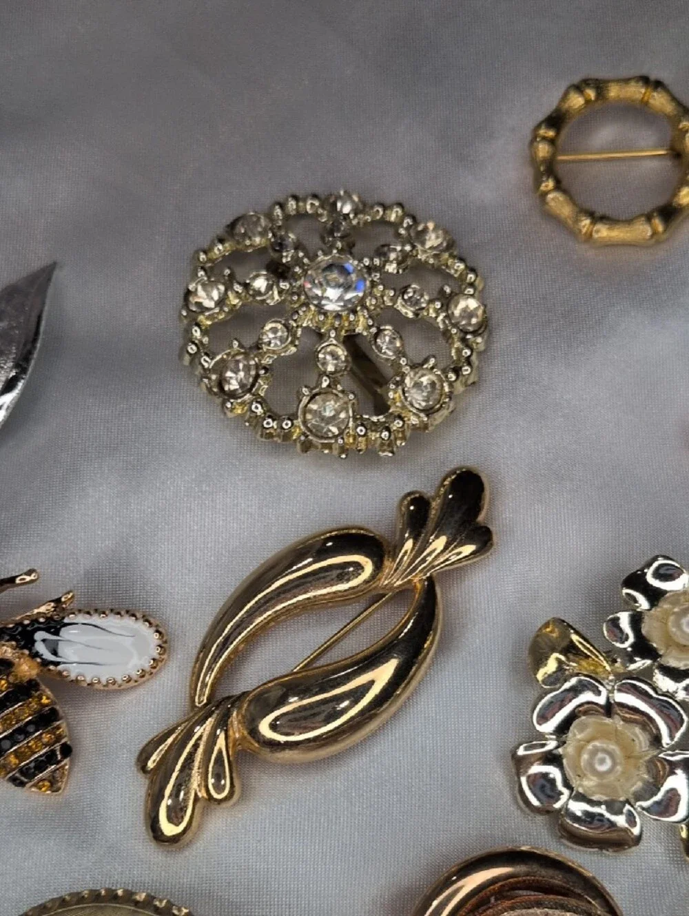 Huge Lot of 14 Vintage & Contemporary Brooches Signed Gerrys Bee Zebra Floral